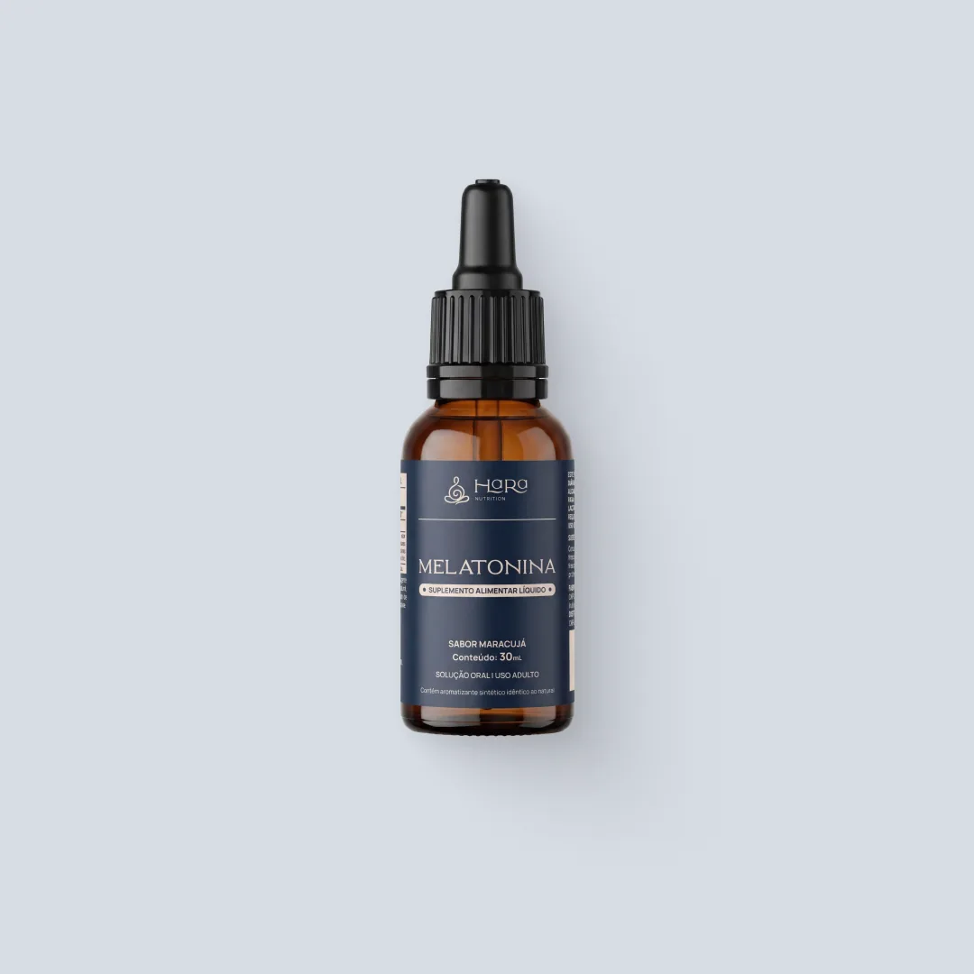 Frasco âmbar de Melatonina em gotas da Hara Nutrition visto de frente, com conta-gotas preto, sabor maracujá, conteúdo de 30 mL.